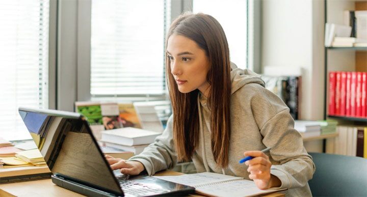 LinkedIn Certification vs. Traditional Education