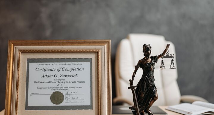 Online Certification for Future Leaders 2 Types of online certificates: Badges, Certificates, and Micro-Credentials